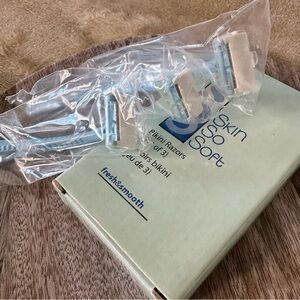 Avon Skin So Soft Set of 3 Bikini Razors New In Box